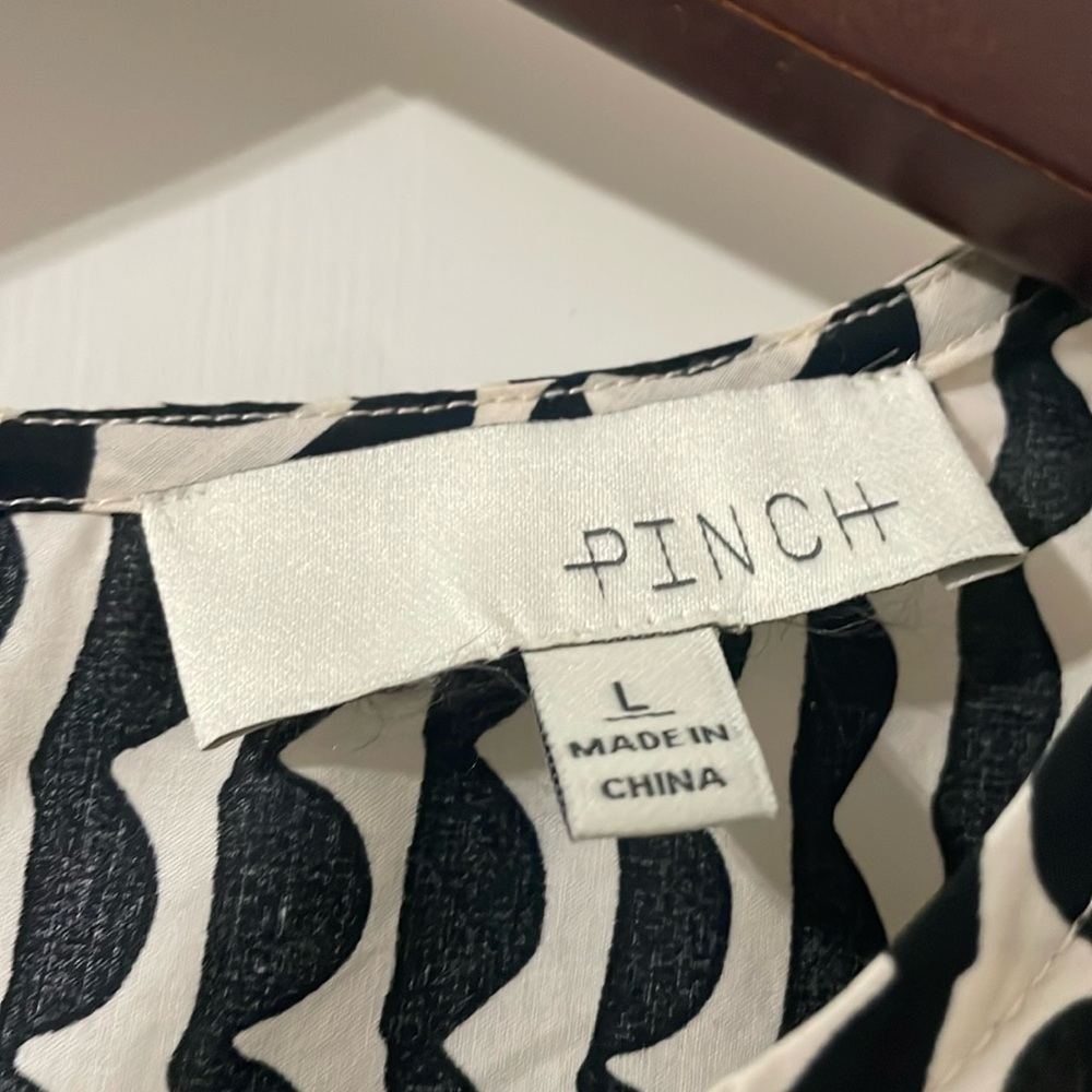 NWOT Pinch Monochrome Patterned Puff Sleeve Blouse Size L - Picture 7 of 10